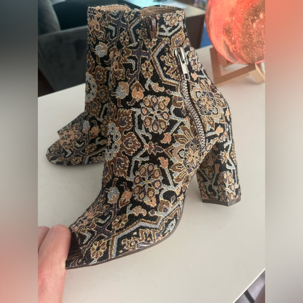 Candie's upholstery style open toed heels size 8